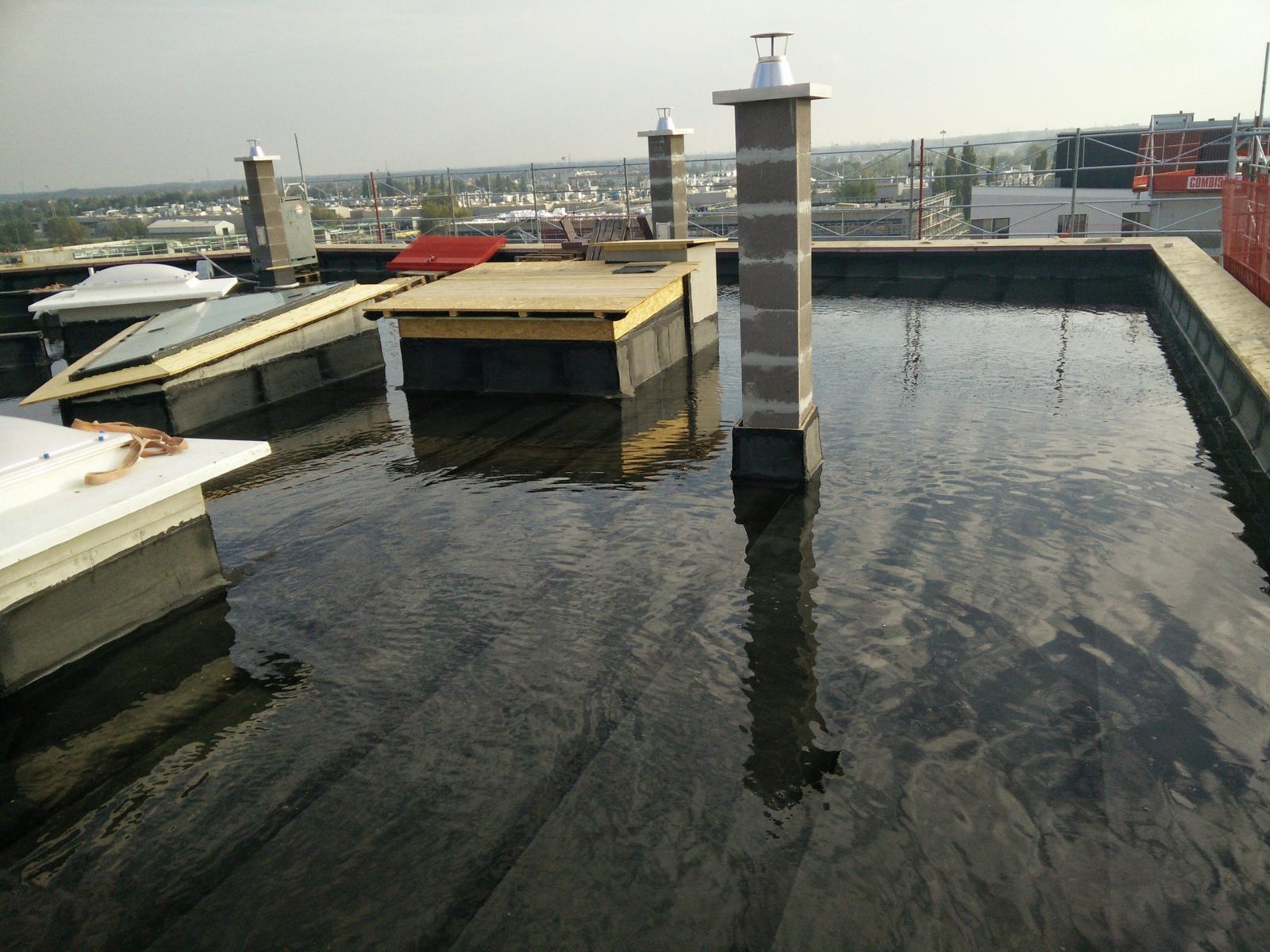 Abdichtungsarbeiten am Flachdach in der Seestadt Wien